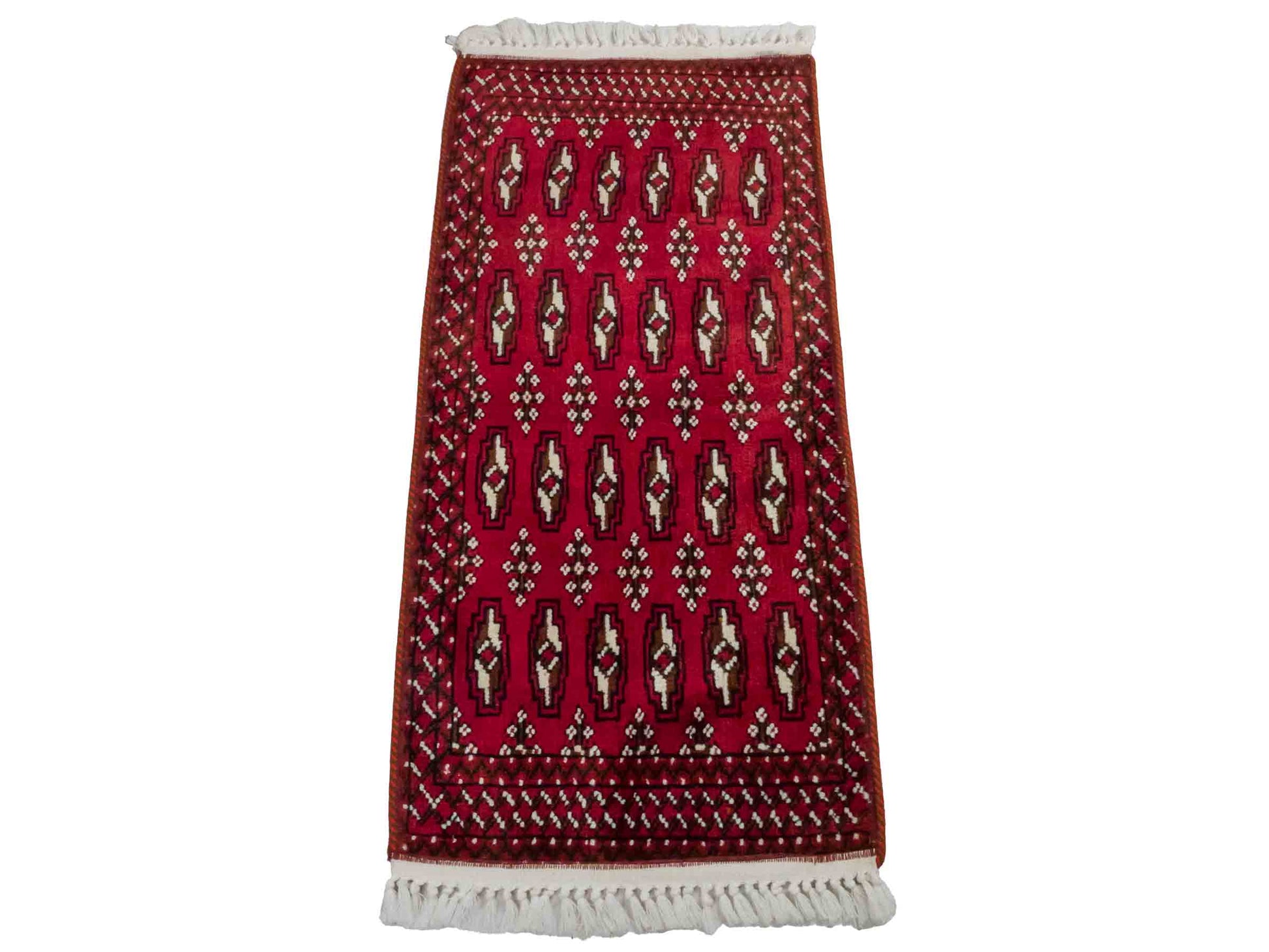 Handgeknüpfter Vintage Turkaman Nomadenteppich von Khademi aus Wolle, rot. Bukhara Allover-Design. Von Hand geknüpft in Iran. Größe: 97 cm x 48 cm. Teppichnummer: DB3-1006. Verkauf durch Jupiter Intl.