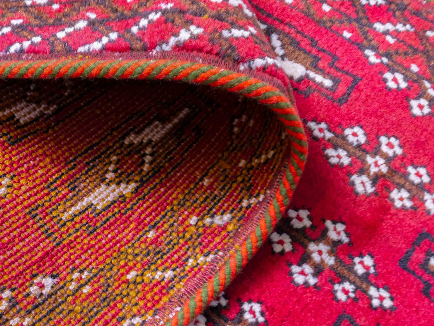 Handgeknüpfter Vintage Turkaman Nomadenteppich von Khademi aus Wolle, rot. Bukhara Allover-Design. Von Hand geknüpft in Iran. Größe: 97 cm x 48 cm. Teppichnummer: DB3-1006. Verkauf durch Jupiter Intl.