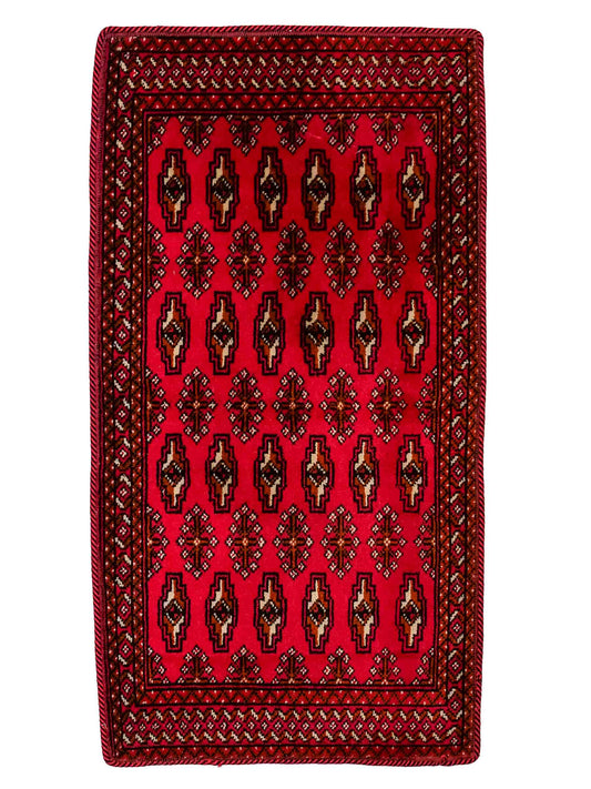 Handgeknüpfter Vintage Turkaman Nomadenteppich von Khademi aus Wolle, rot. Bukhara Allover-Design. Von Hand geknüpft in Iran. Größe: 99 cm x 54 cm. Teppichnummer: DB3-1007. Verkauf durch Jupiter Intl.