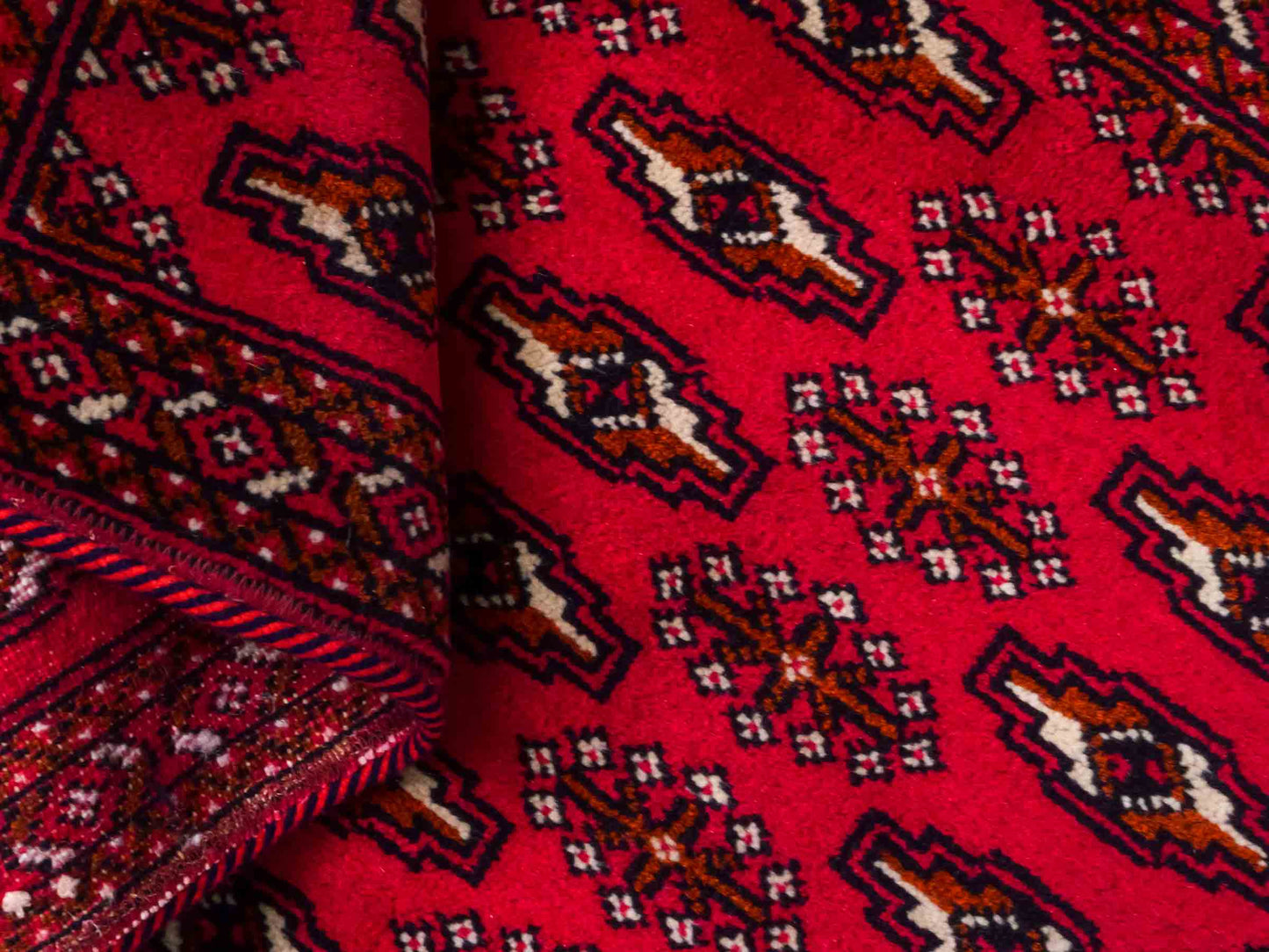 Handgeknüpfter Vintage Turkaman Nomadenteppich von Khademi aus Wolle, rot. Bukhara Allover-Design. Von Hand geknüpft in Iran. Größe: 99 cm x 54 cm. Teppichnummer: DB3-1007. Verkauf durch Jupiter Intl.