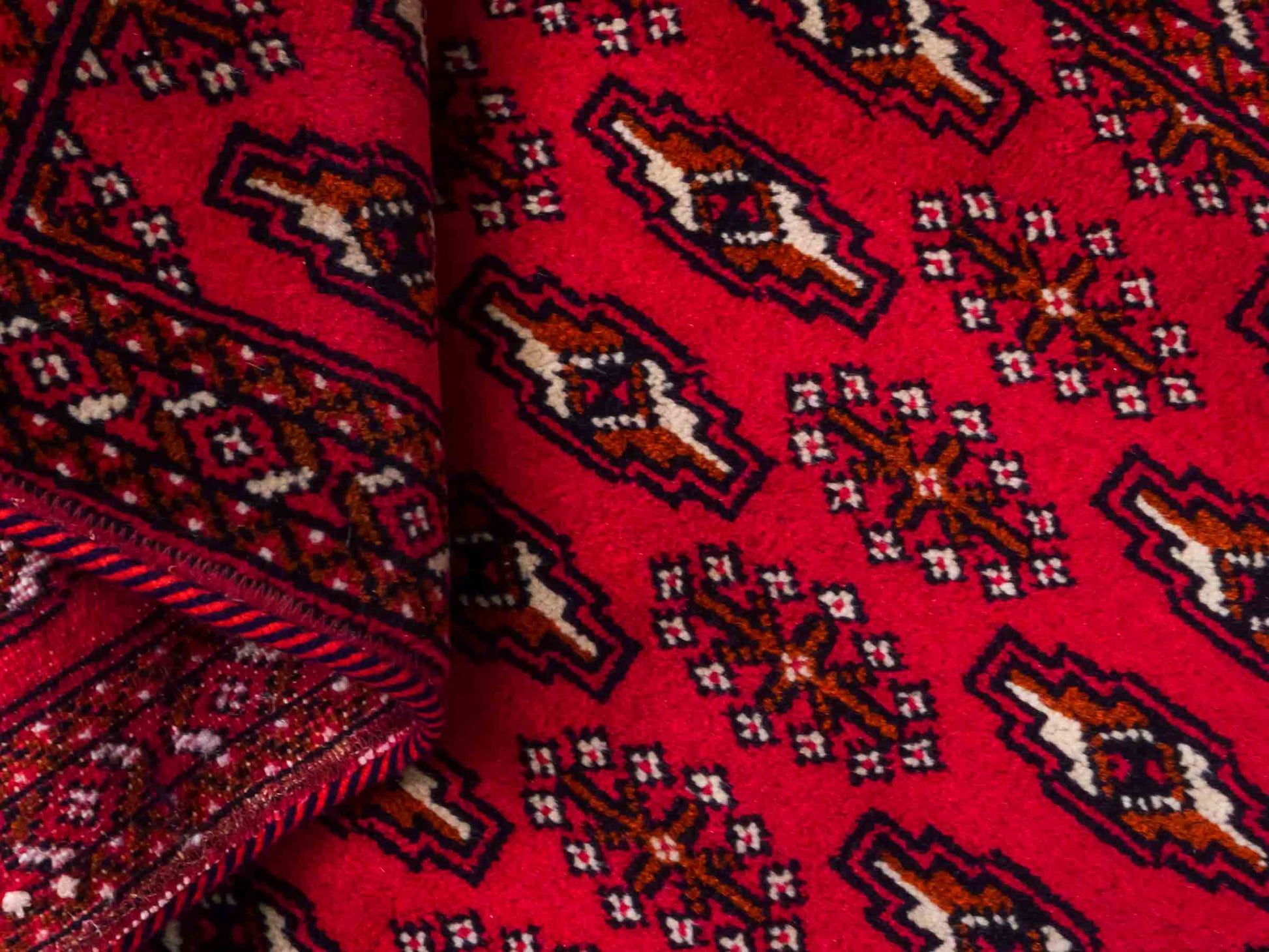 Handgeknüpfter Vintage Turkaman Nomadenteppich von Khademi aus Wolle, rot. Bukhara Allover-Design. Von Hand geknüpft in Iran. Größe: 99 cm x 54 cm. Teppichnummer: DB3-1007. Verkauf durch Jupiter Intl.