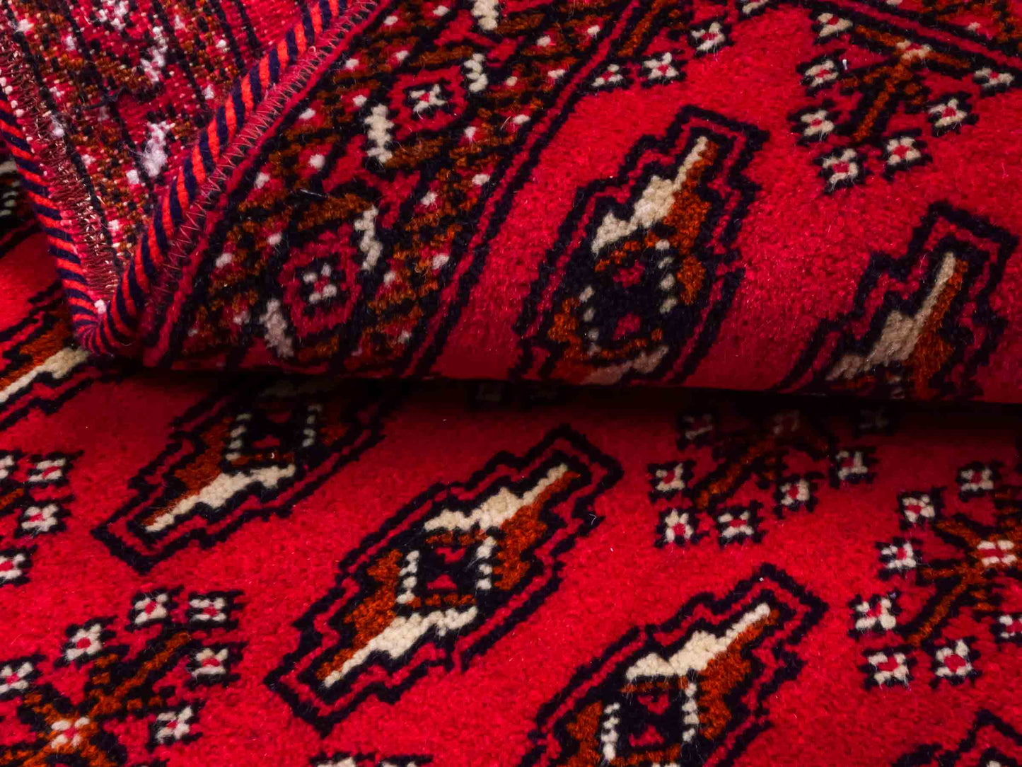 Handgeknüpfter Vintage Turkaman Nomadenteppich von Khademi aus Wolle, rot. Bukhara Allover-Design. Von Hand geknüpft in Iran. Größe: 99 cm x 54 cm. Teppichnummer: DB3-1007. Verkauf durch Jupiter Intl.