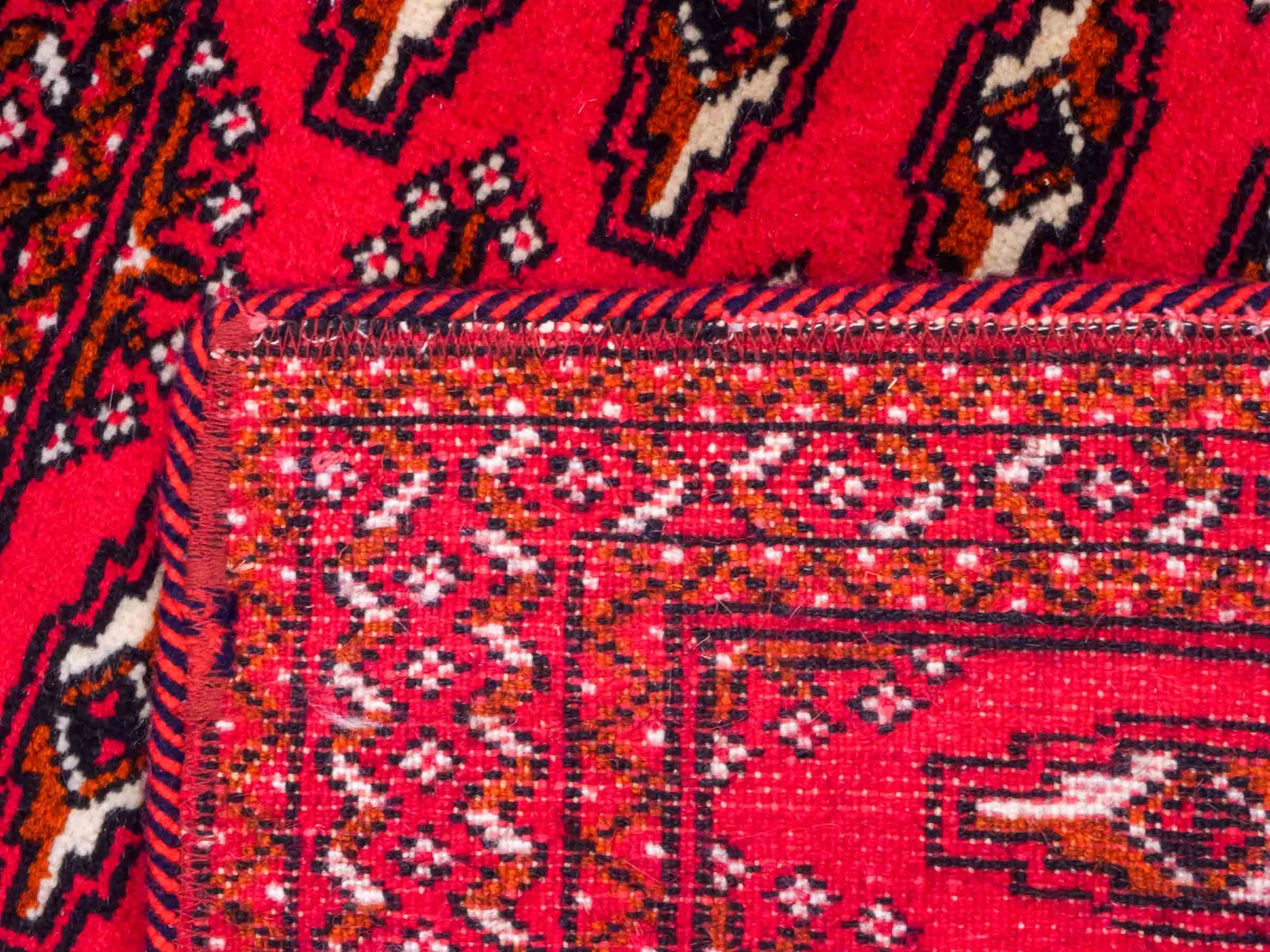Handgeknüpfter Vintage Turkaman Nomadenteppich von Khademi aus Wolle, rot. Bukhara Allover-Design. Von Hand geknüpft in Iran. Größe: 99 cm x 54 cm. Teppichnummer: DB3-1007. Verkauf durch Jupiter Intl.