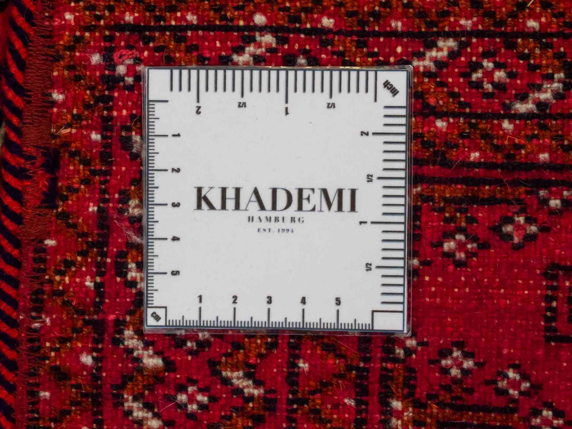 Handgeknüpfter Vintage Turkaman Nomadenteppich von Khademi aus Wolle, rot. Bukhara Allover-Design. Von Hand geknüpft in Iran. Größe: 99 cm x 54 cm. Teppichnummer: DB3-1007. Verkauf durch Jupiter Intl.