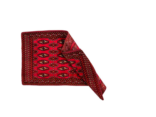 Handgeknüpfter Vintage Turkaman Nomadenteppich von Khademi aus Wolle, rot. Bukhara Allover-Design. Von Hand geknüpft in Iran. Größe: 99 cm x 54 cm. Teppichnummer: DB3-1007. Verkauf durch Jupiter Intl.