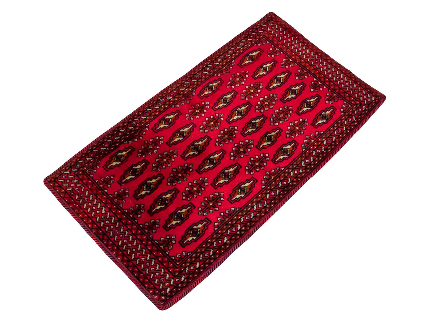 Handgeknüpfter Vintage Turkaman Nomadenteppich von Khademi aus Wolle, rot. Bukhara Allover-Design. Von Hand geknüpft in Iran. Größe: 99 cm x 54 cm. Teppichnummer: DB3-1007. Verkauf durch Jupiter Intl.