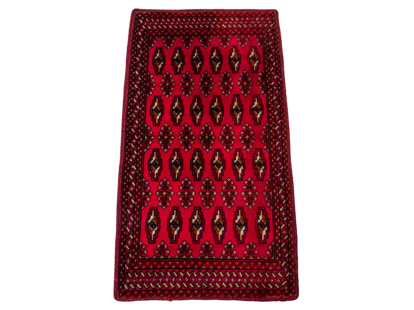Handgeknüpfter Vintage Turkaman Nomadenteppich von Khademi aus Wolle, rot. Bukhara Allover-Design. Von Hand geknüpft in Iran. Größe: 99 cm x 54 cm. Teppichnummer: DB3-1007. Verkauf durch Jupiter Intl.