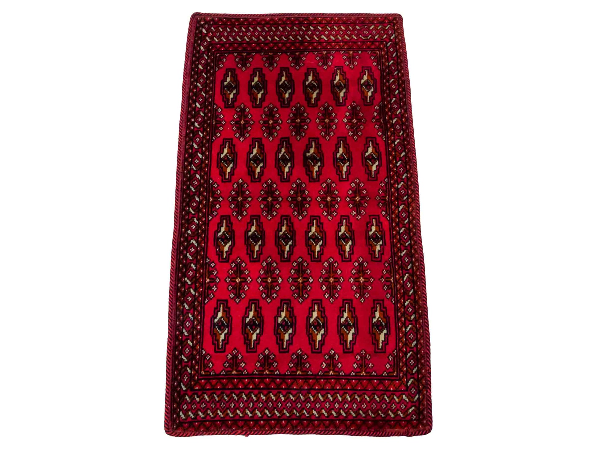 Handgeknüpfter Vintage Turkaman Nomadenteppich von Khademi aus Wolle, rot. Bukhara Allover-Design. Von Hand geknüpft in Iran. Größe: 99 cm x 54 cm. Teppichnummer: DB3-1007. Verkauf durch Jupiter Intl.
