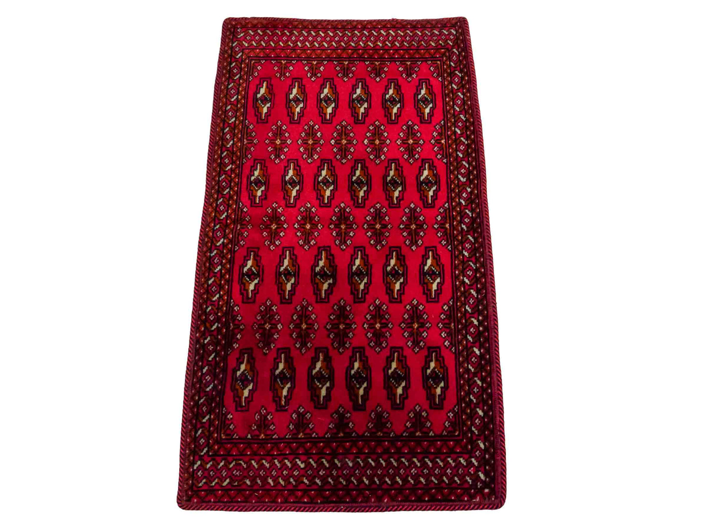 Handgeknüpfter Vintage Turkaman Nomadenteppich von Khademi aus Wolle, rot. Bukhara Allover-Design. Von Hand geknüpft in Iran. Größe: 99 cm x 54 cm. Teppichnummer: DB3-1007. Verkauf durch Jupiter Intl.