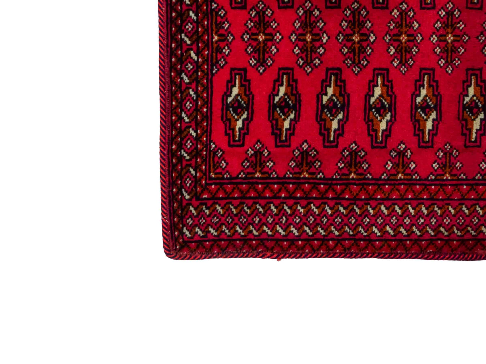 Handgeknüpfter Vintage Turkaman Nomadenteppich von Khademi aus Wolle, rot. Bukhara Allover-Design. Von Hand geknüpft in Iran. Größe: 99 cm x 54 cm. Teppichnummer: DB3-1007. Verkauf durch Jupiter Intl.