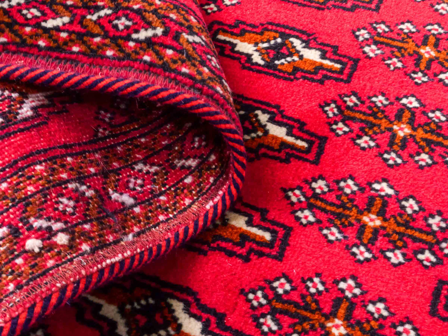 Handgeknüpfter Vintage Turkaman Nomadenteppich von Khademi aus Wolle, rot. Bukhara Allover-Design. Von Hand geknüpft in Iran. Größe: 99 cm x 54 cm. Teppichnummer: DB3-1007. Verkauf durch Jupiter Intl.