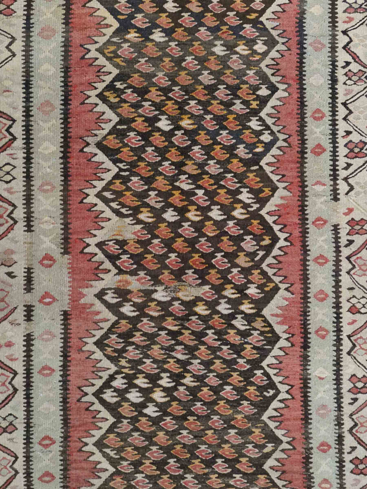 Semi-antiker, handgewebter Kelim Senneh Läufer-Nomadenteppich von Khademi aus Wolle, Erdtöne, persisch. Geometrischer Kelim mit Allovcer-Motiv. Von Hand gewebt in Iran. Größe: 144 cm x 103 cm. Teppichnummer: DB3-1314. Verkauf durch Jupiter Intl.