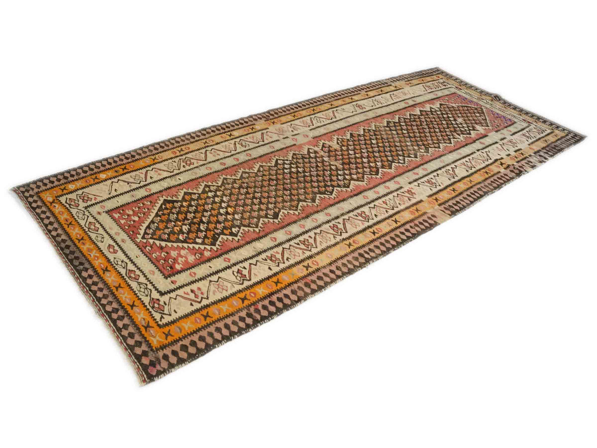 Semi-antiker, handgewebter Kelim Senneh Läufer-Nomadenteppich von Khademi aus Wolle, Erdtöne, persisch. Geometrischer Kelim mit Allovcer-Motiv. Von Hand gewebt in Iran. Größe: 144 cm x 103 cm. Teppichnummer: DB3-1314. Verkauf durch Jupiter Intl.