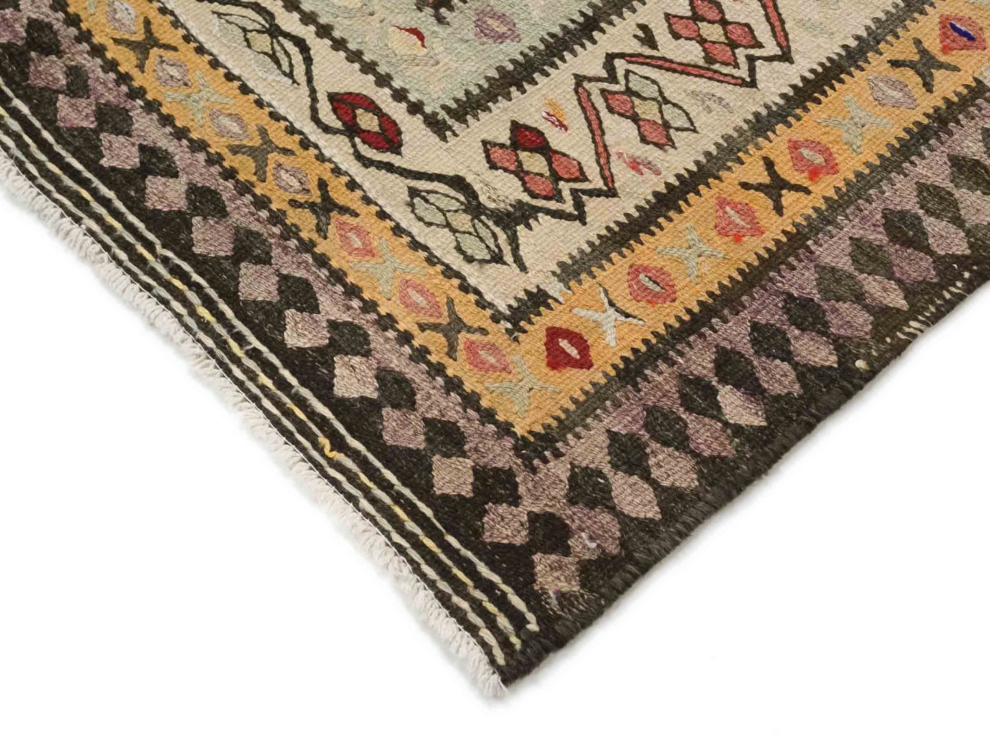Semi-antiker, handgewebter Kelim Senneh Läufer-Nomadenteppich von Khademi aus Wolle, Erdtöne, persisch. Geometrischer Kelim mit Allovcer-Motiv. Von Hand gewebt in Iran. Größe: 144 cm x 103 cm. Teppichnummer: DB3-1314. Verkauf durch Jupiter Intl.