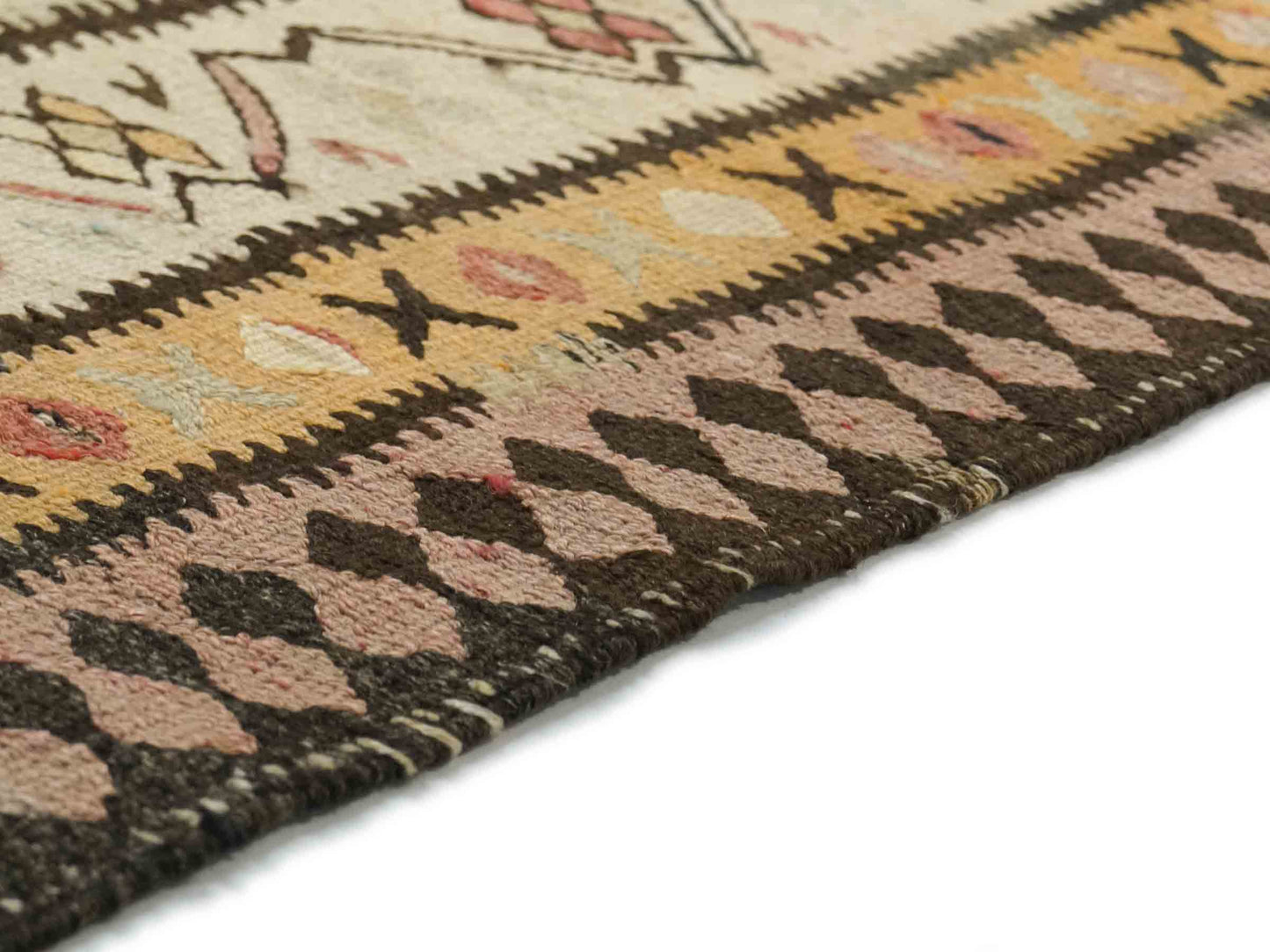 Semi-antiker, handgewebter Kelim Senneh Läufer-Nomadenteppich von Khademi aus Wolle, Erdtöne, persisch. Geometrischer Kelim mit Allovcer-Motiv. Von Hand gewebt in Iran. Größe: 144 cm x 103 cm. Teppichnummer: DB3-1314. Verkauf durch Jupiter Intl.