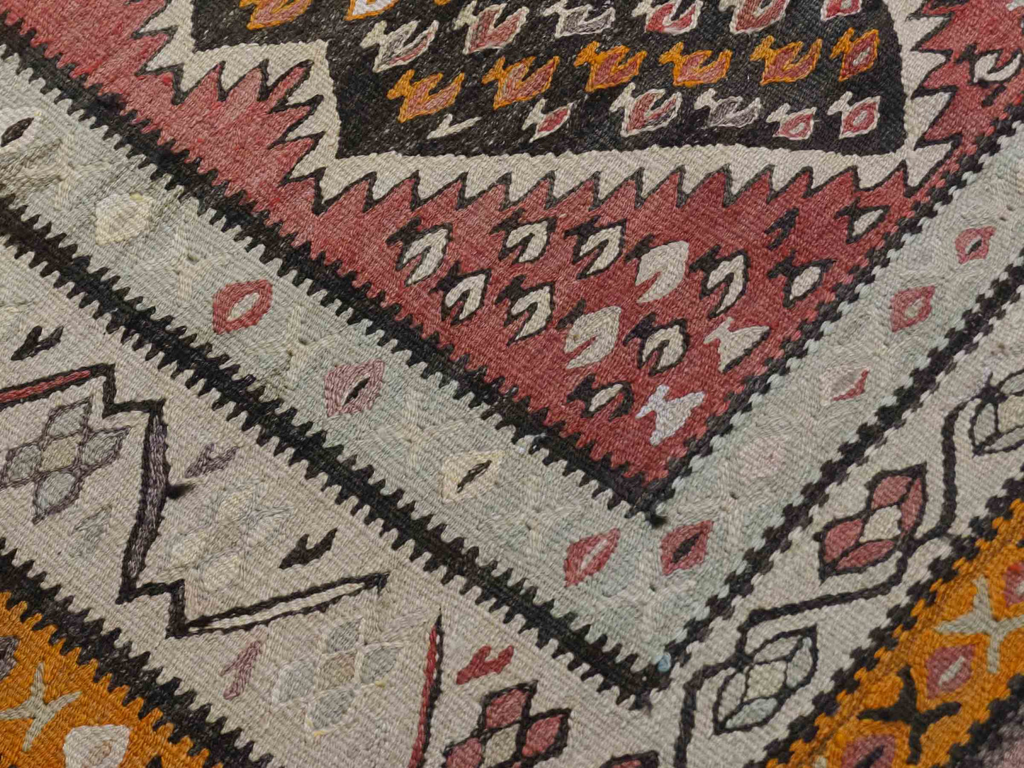 Semi-antiker, handgewebter Kelim Senneh Läufer-Nomadenteppich von Khademi aus Wolle, Erdtöne, persisch. Geometrischer Kelim mit Allovcer-Motiv. Von Hand gewebt in Iran. Größe: 144 cm x 103 cm. Teppichnummer: DB3-1314. Verkauf durch Jupiter Intl.