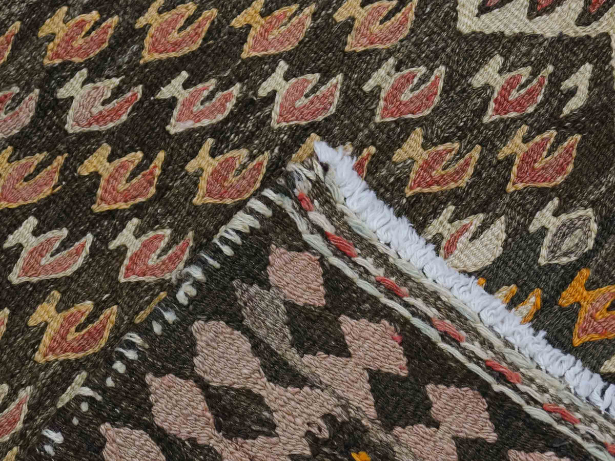 Semi-antiker, handgewebter Kelim Senneh Läufer-Nomadenteppich von Khademi aus Wolle, Erdtöne, persisch. Geometrischer Kelim mit Allovcer-Motiv. Von Hand gewebt in Iran. Größe: 144 cm x 103 cm. Teppichnummer: DB3-1314. Verkauf durch Jupiter Intl.