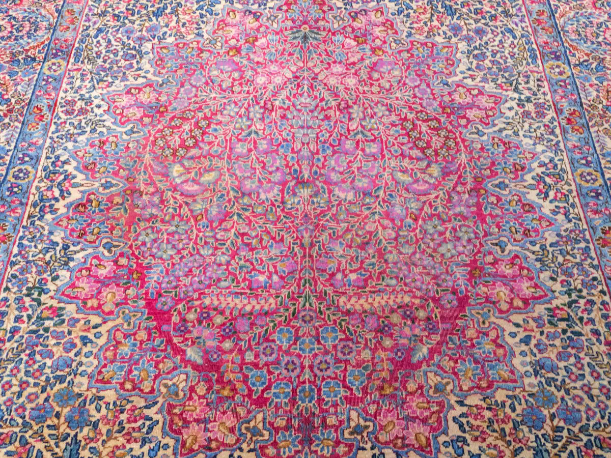 Antiker, handgeknüpfter Kerman Perserteppich aus Wolle. Größe: 223 x 143 cm. Klassisch-persischer Orientteppich mit floralem Medaillon, Cremeweiß-Rot. Teppichnummer: RB3-1108. Made in Iran / Persia – Vertrieb durch JUPITER Intl