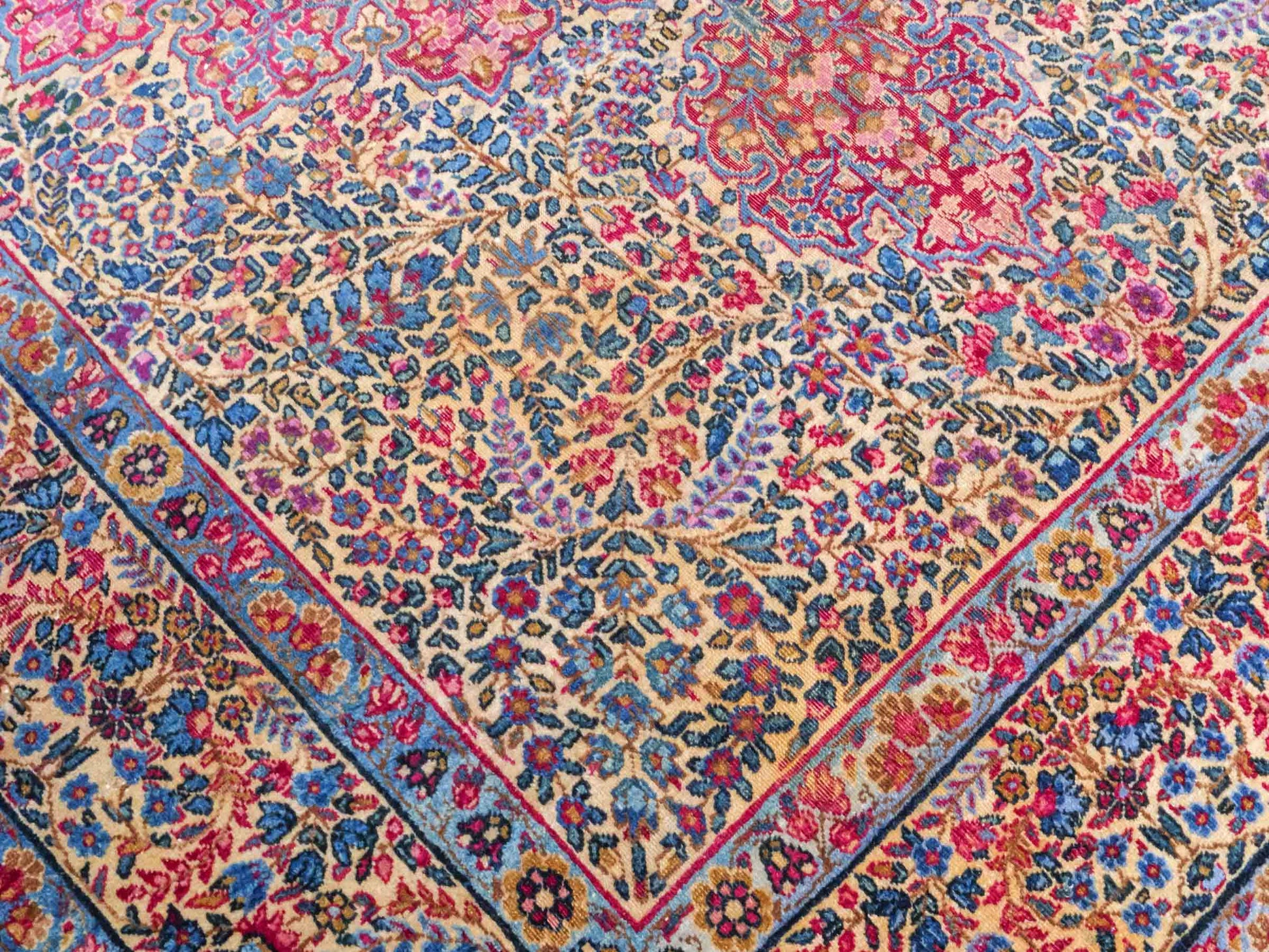 Antiker, handgeknüpfter Kerman Perserteppich aus Wolle. Größe: 223 x 143 cm. Klassisch-persischer Orientteppich mit floralem Medaillon, Cremeweiß-Rot. Teppichnummer: RB3-1108. Made in Iran / Persia – Vertrieb durch JUPITER Intl