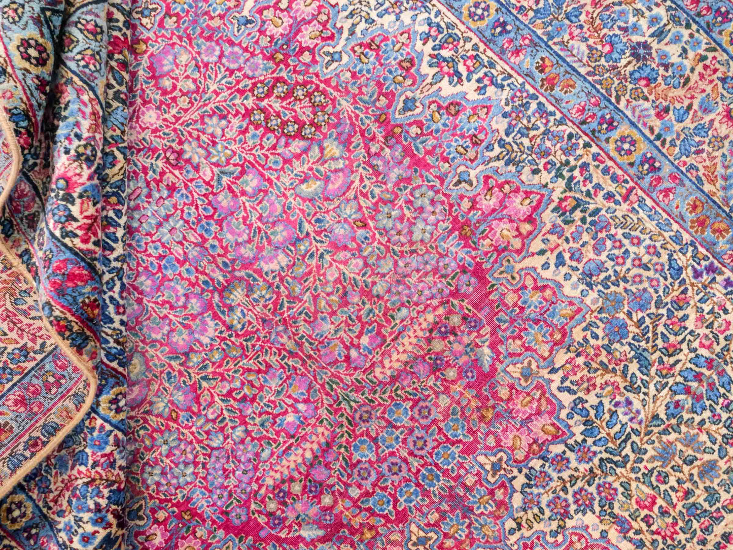 Antiker, handgeknüpfter Kerman Perserteppich aus Wolle. Größe: 223 x 143 cm. Klassisch-persischer Orientteppich mit floralem Medaillon, Cremeweiß-Rot. Teppichnummer: RB3-1108. Made in Iran / Persia – Vertrieb durch JUPITER Intl