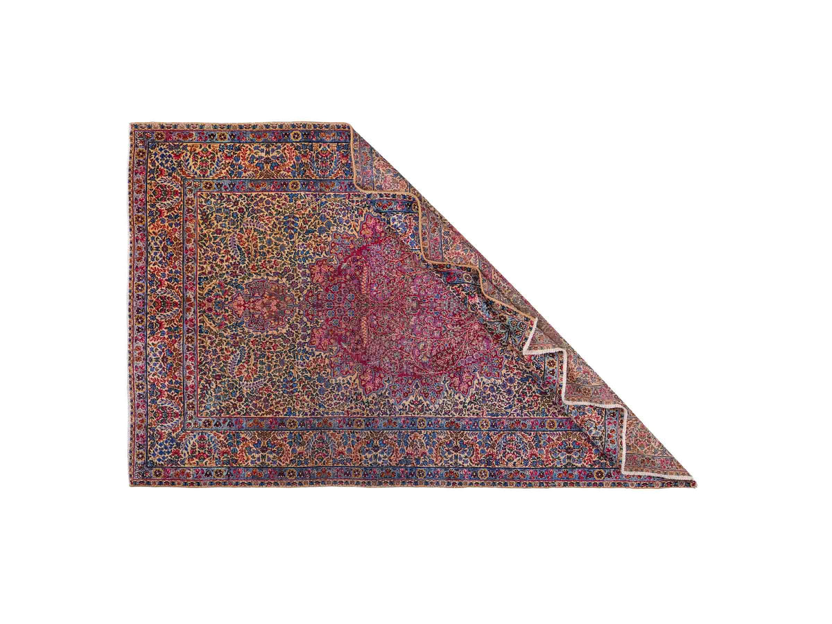 Antiker, handgeknüpfter Kerman Perserteppich aus Wolle. Größe: 223 x 143 cm. Klassisch-persischer Orientteppich mit floralem Medaillon, Cremeweiß-Rot. Teppichnummer: RB3-1108. Made in Iran / Persia – Vertrieb durch JUPITER Intl