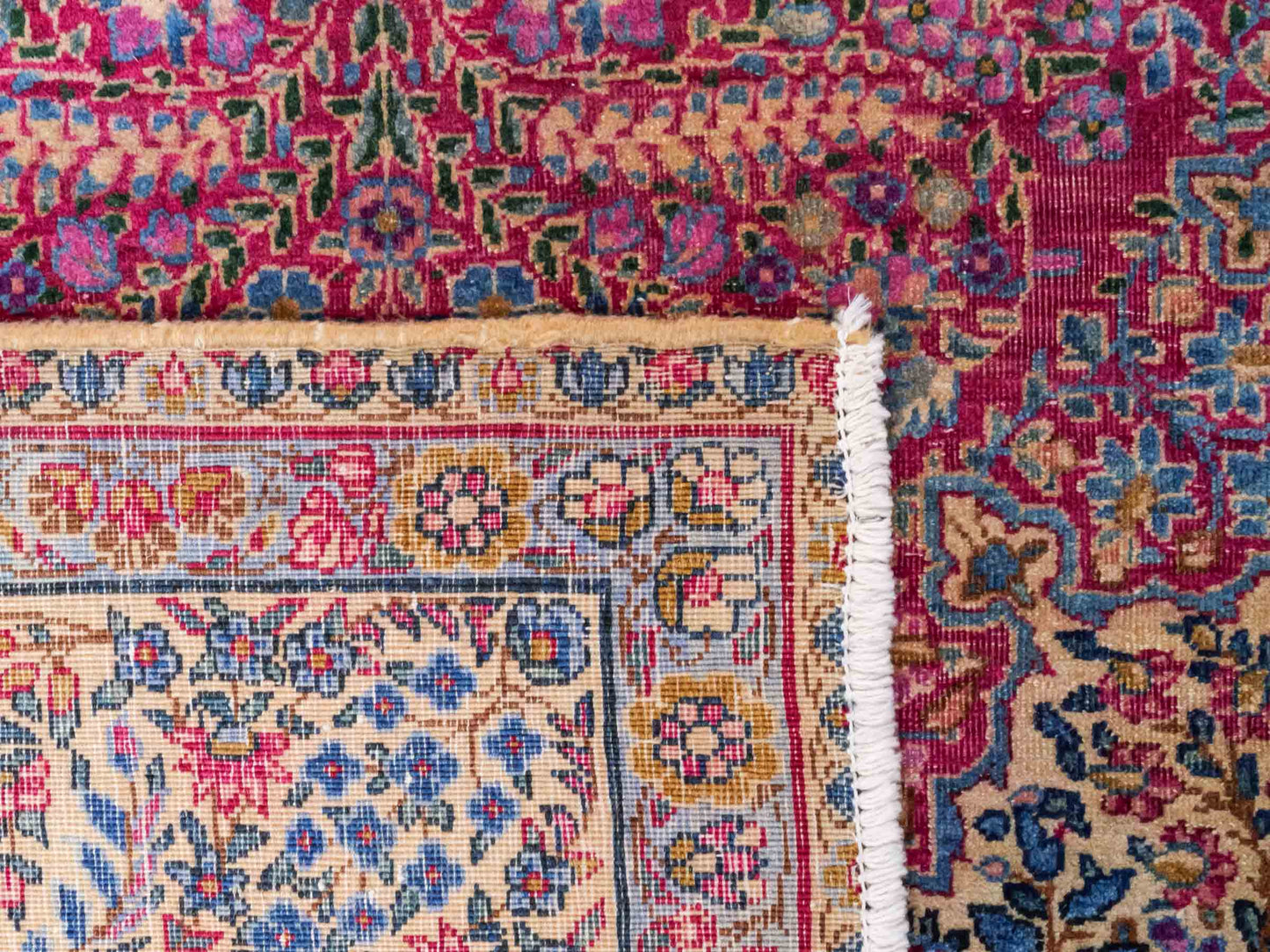 Antiker, handgeknüpfter Kerman Perserteppich aus Wolle. Größe: 223 x 143 cm. Klassisch-persischer Orientteppich mit floralem Medaillon, Cremeweiß-Rot. Teppichnummer: RB3-1108. Made in Iran / Persia – Vertrieb durch JUPITER Intl