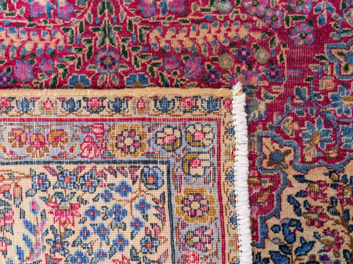 Antiker, handgeknüpfter Kerman Perserteppich aus Wolle. Größe: 223 x 143 cm. Klassisch-persischer Orientteppich mit floralem Medaillon, Cremeweiß-Rot. Teppichnummer: RB3-1108. Made in Iran / Persia – Vertrieb durch JUPITER Intl