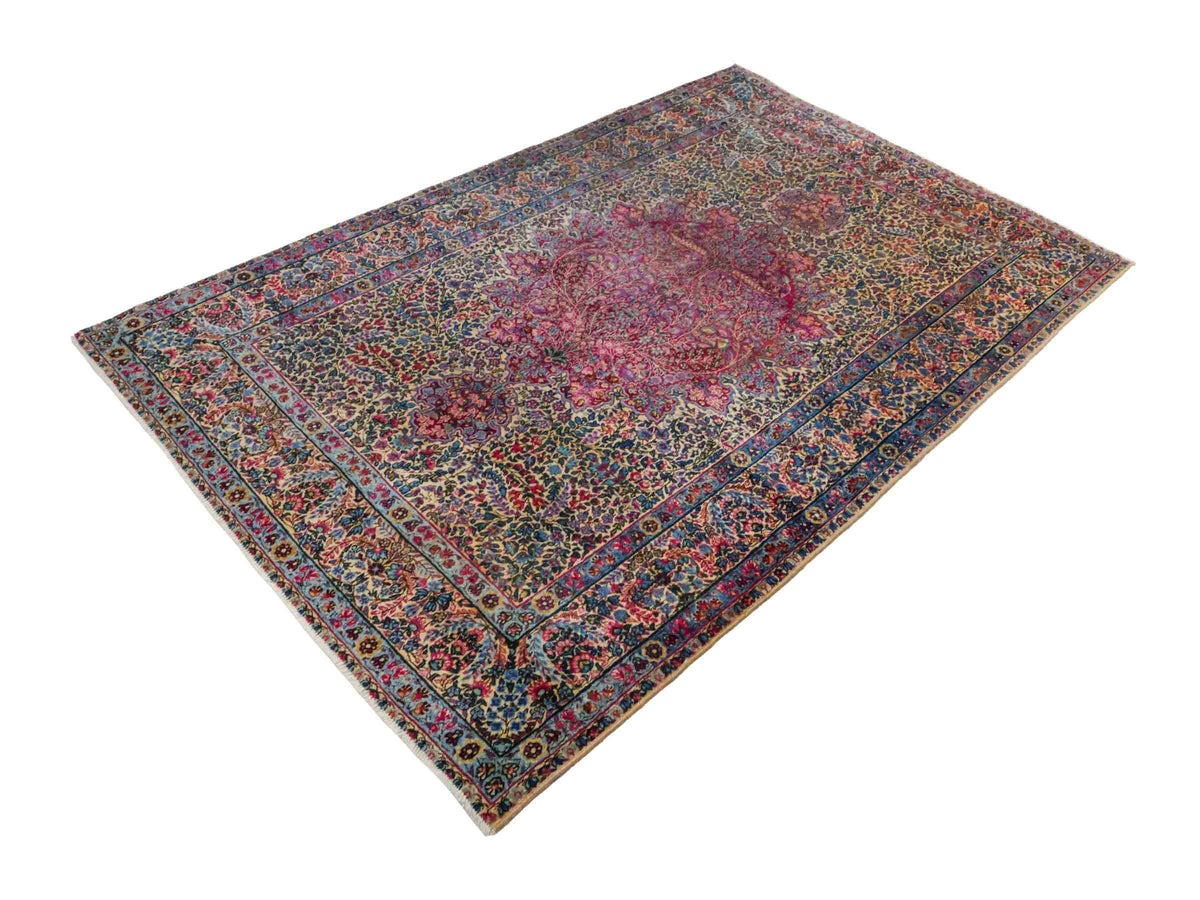 Antiker, handgeknüpfter Kerman Perserteppich aus Wolle. Größe: 223 x 143 cm. Klassisch-persischer Orientteppich mit floralem Medaillon, Cremeweiß-Rot. Teppichnummer: RB3-1108. Made in Iran / Persia – Vertrieb durch JUPITER Intl