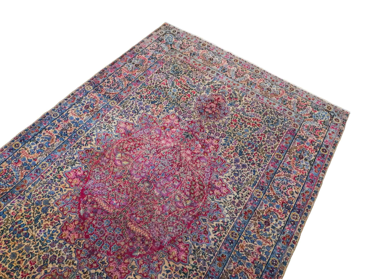 Antiker, handgeknüpfter Kerman Perserteppich aus Wolle. Größe: 223 x 143 cm. Klassisch-persischer Orientteppich mit floralem Medaillon, Cremeweiß-Rot. Teppichnummer: RB3-1108. Made in Iran / Persia – Vertrieb durch JUPITER Intl