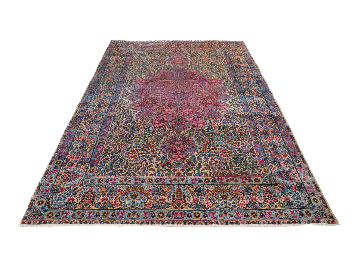 Antiker, handgeknüpfter Kerman Perserteppich aus Wolle. Größe: 223 x 143 cm. Klassisch-persischer Orientteppich mit floralem Medaillon, Cremeweiß-Rot. Teppichnummer: RB3-1108. Made in Iran / Persia – Vertrieb durch JUPITER Intl
