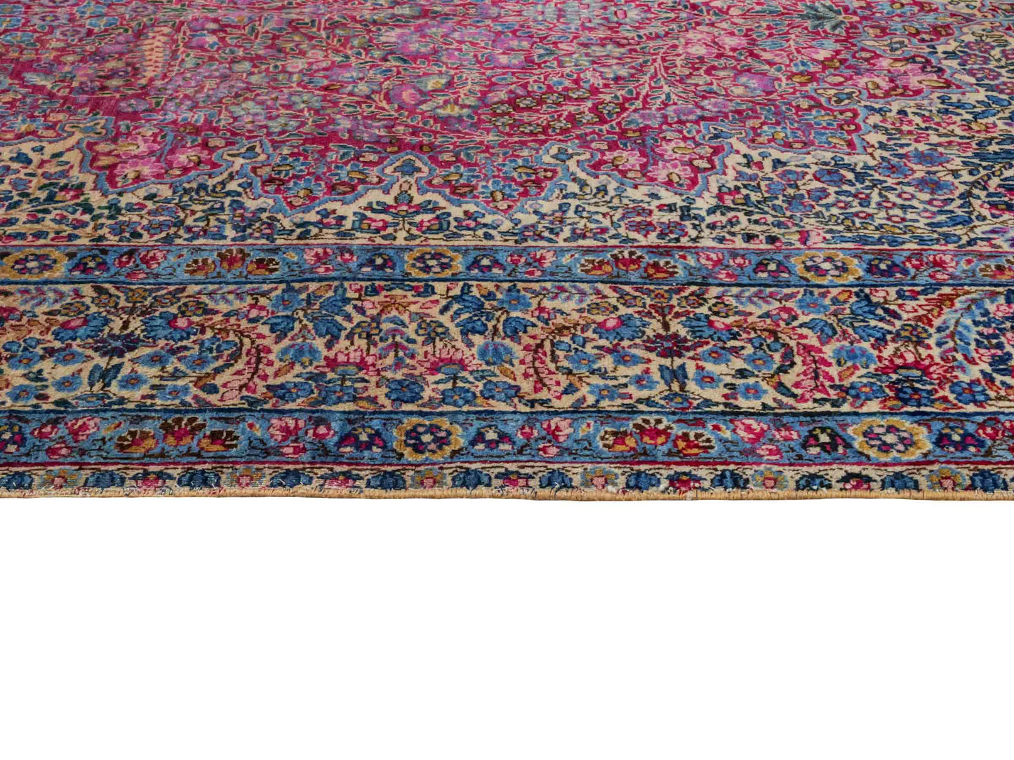 Antiker, handgeknüpfter Kerman Perserteppich aus Wolle. Größe: 223 x 143 cm. Klassisch-persischer Orientteppich mit floralem Medaillon, Cremeweiß-Rot. Teppichnummer: RB3-1108. Made in Iran / Persia – Vertrieb durch JUPITER Intl