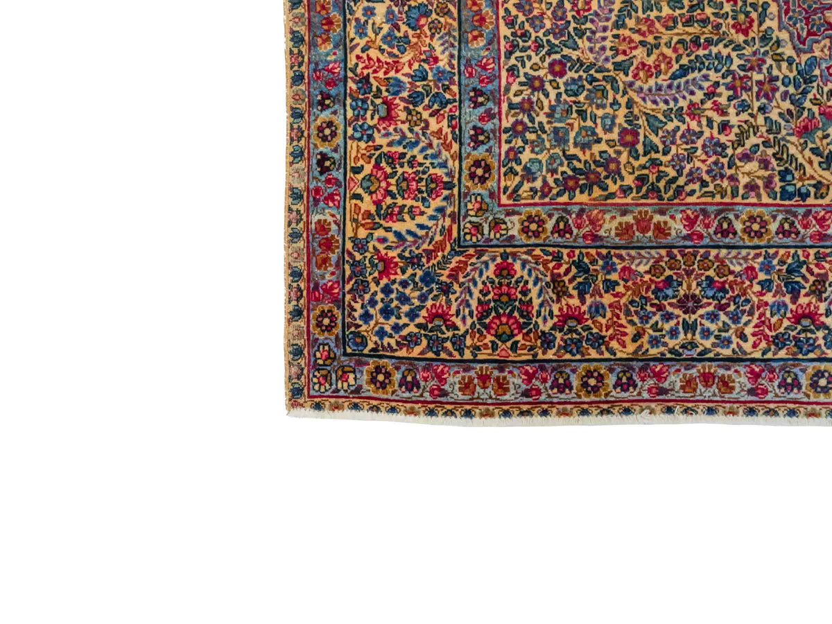 Antiker, handgeknüpfter Kerman Perserteppich aus Wolle. Größe: 223 x 143 cm. Klassisch-persischer Orientteppich mit floralem Medaillon, Cremeweiß-Rot. Teppichnummer: RB3-1108. Made in Iran / Persia – Vertrieb durch JUPITER Intl