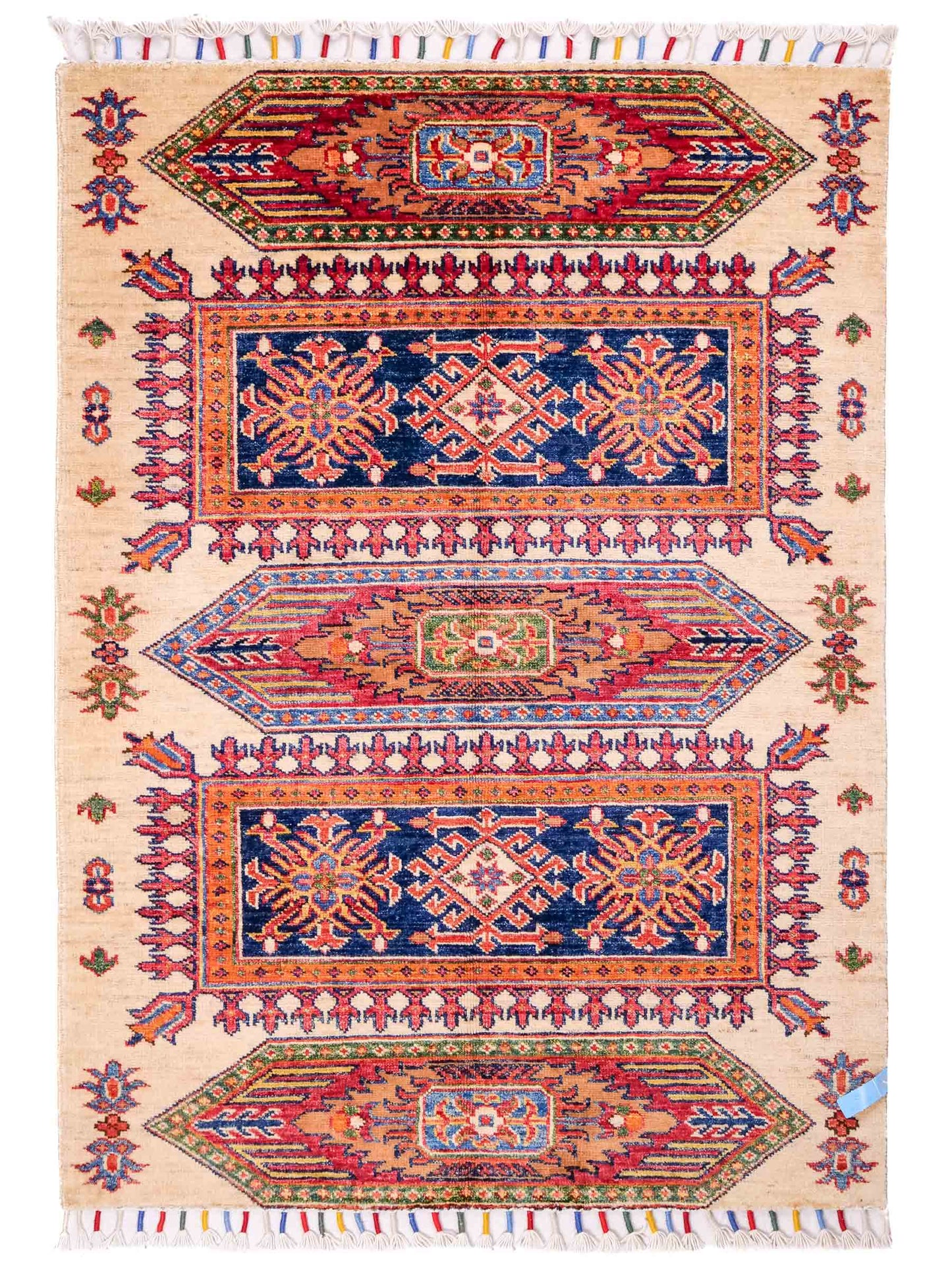 Handgeknüpfter Arijana Orientteppich von Khademi aus Wolle, beige, rot. Geometrisches Design. Traditionell von Hand geknüpft in Afghanistan. Größe: 120 cm x 90 cm. Teppichnummer: SB3-1025. Verkauf durch Jupiter Intl.