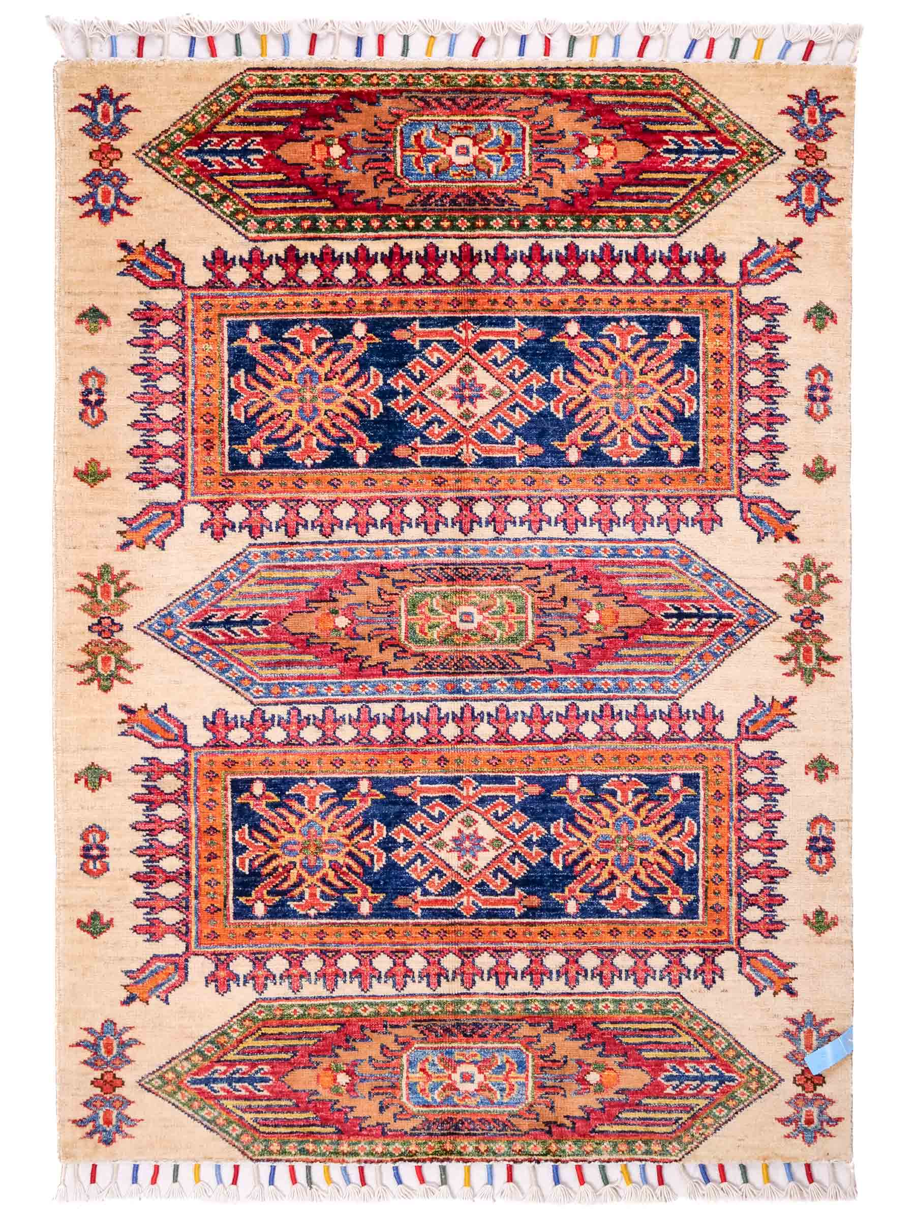 Handgeknüpfter Arijana Orientteppich von Khademi aus Wolle, beige, rot. Geometrisches Design. Traditionell von Hand geknüpft in Afghanistan. Größe: 120 cm x 90 cm. Teppichnummer: SB3-1025. Verkauf durch Jupiter Intl.