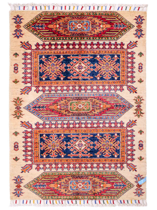 Handgeknüpfter Arijana Orientteppich von Khademi aus Wolle, beige, rot. Geometrisches Design. Traditionell von Hand geknüpft in Afghanistan. Größe: 120 cm x 90 cm. Teppichnummer: SB3-1025. Verkauf durch Jupiter Intl.