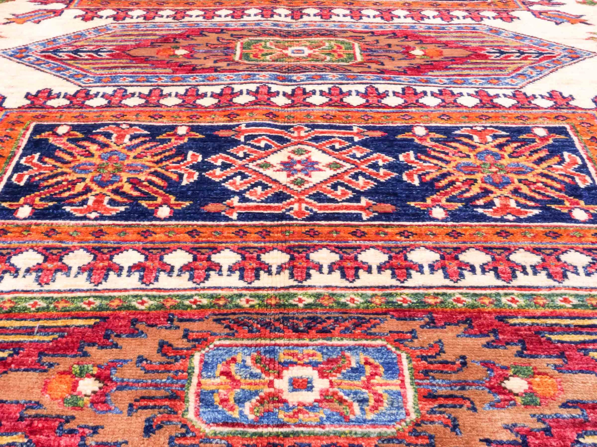 Handgeknüpfter Arijana Orientteppich von Khademi aus Wolle, beige, rot. Geometrisches Design. Traditionell von Hand geknüpft in Afghanistan. Größe: 120 cm x 90 cm. Teppichnummer: SB3-1025. Verkauf durch Jupiter Intl.