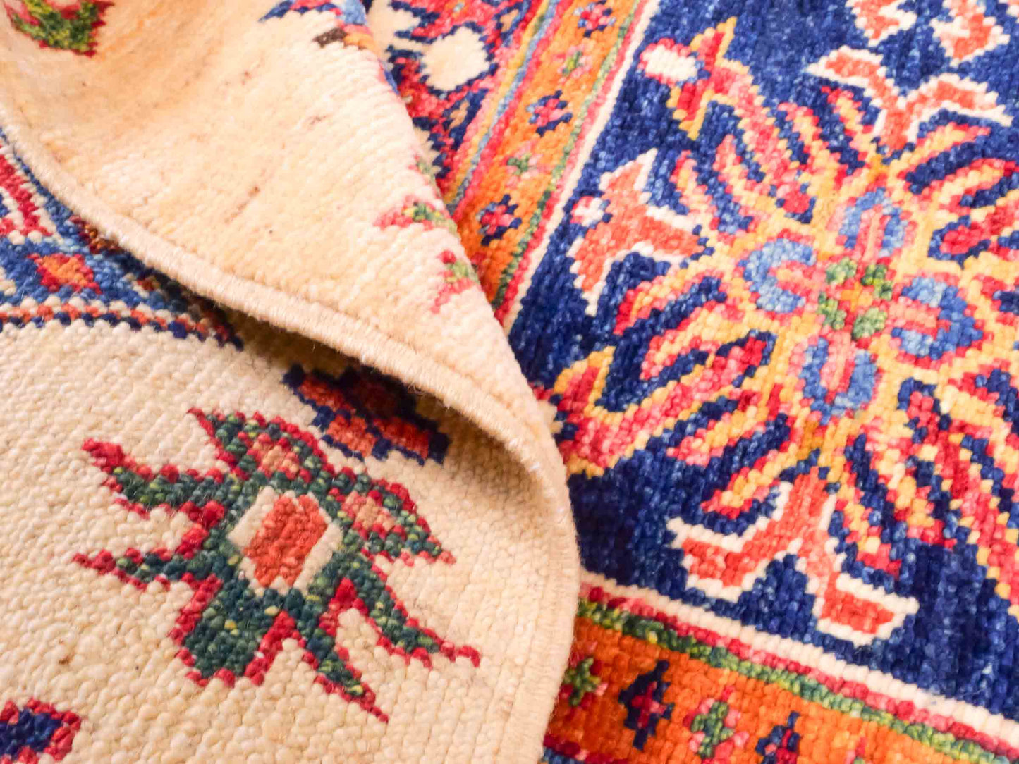 Handgeknüpfter Arijana Orientteppich von Khademi aus Wolle, beige, rot. Geometrisches Design. Traditionell von Hand geknüpft in Afghanistan. Größe: 120 cm x 90 cm. Teppichnummer: SB3-1025. Verkauf durch Jupiter Intl.