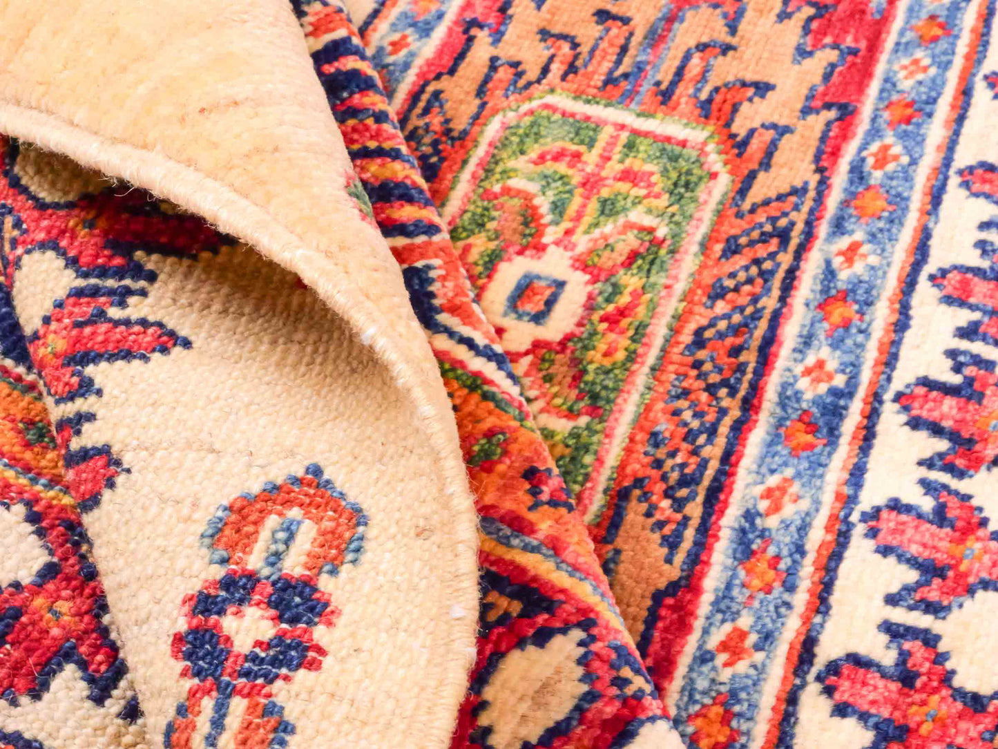 Handgeknüpfter Arijana Orientteppich von Khademi aus Wolle, beige, rot. Geometrisches Design. Traditionell von Hand geknüpft in Afghanistan. Größe: 120 cm x 90 cm. Teppichnummer: SB3-1025. Verkauf durch Jupiter Intl.