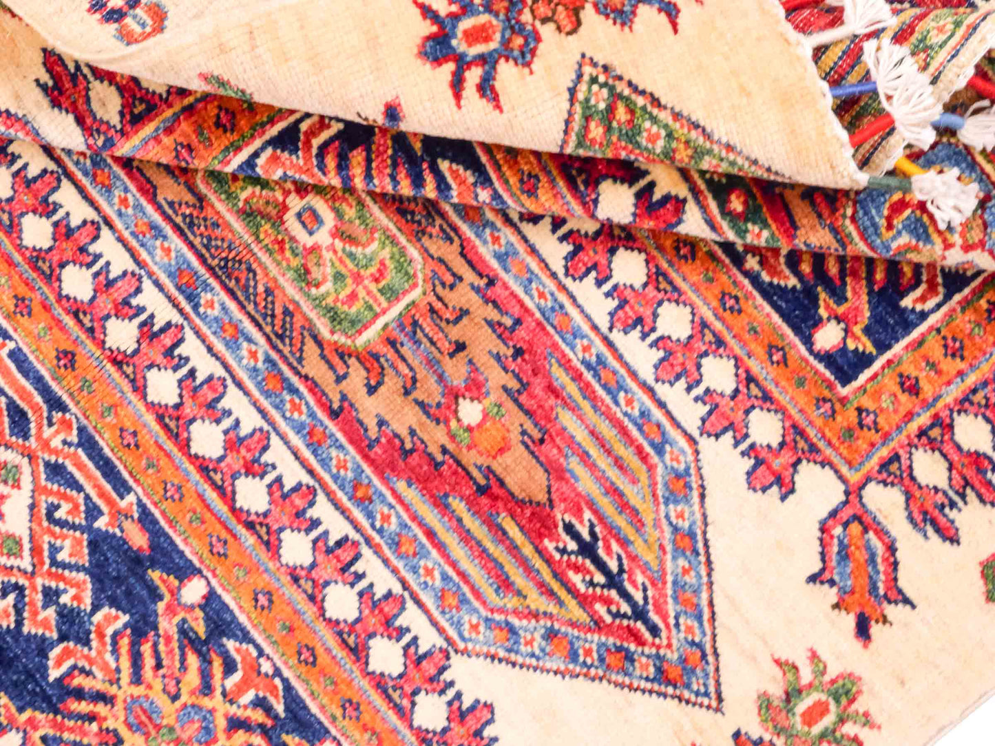 Handgeknüpfter Arijana Orientteppich von Khademi aus Wolle, beige, rot. Geometrisches Design. Traditionell von Hand geknüpft in Afghanistan. Größe: 120 cm x 90 cm. Teppichnummer: SB3-1025. Verkauf durch Jupiter Intl.
