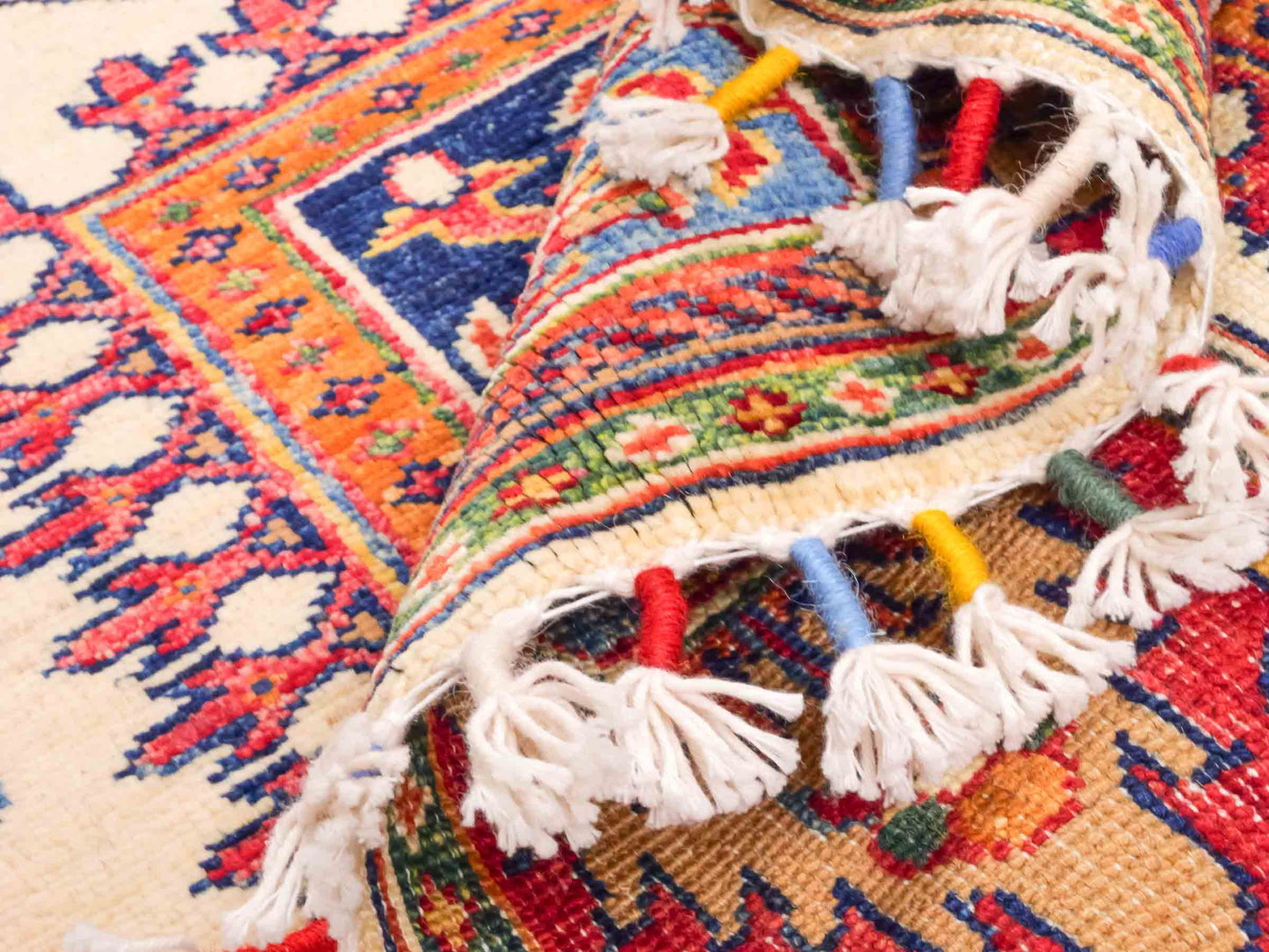 Handgeknüpfter Arijana Orientteppich von Khademi aus Wolle, beige, rot. Geometrisches Design. Traditionell von Hand geknüpft in Afghanistan. Größe: 120 cm x 90 cm. Teppichnummer: SB3-1025. Verkauf durch Jupiter Intl.