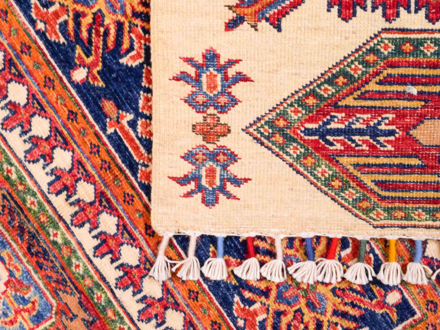 Handgeknüpfter Arijana Orientteppich von Khademi aus Wolle, beige, rot. Geometrisches Design. Traditionell von Hand geknüpft in Afghanistan. Größe: 120 cm x 90 cm. Teppichnummer: SB3-1025. Verkauf durch Jupiter Intl.
