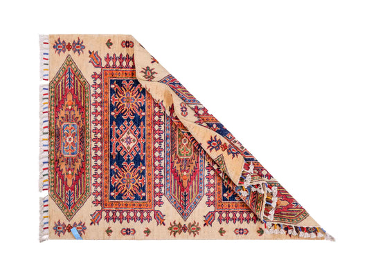 Handgeknüpfter Arijana Orientteppich von Khademi aus Wolle, beige, rot. Geometrisches Design. Traditionell von Hand geknüpft in Afghanistan. Größe: 120 cm x 90 cm. Teppichnummer: SB3-1025. Verkauf durch Jupiter Intl.