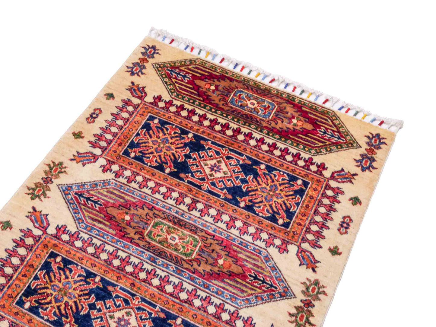 Handgeknüpfter Arijana Orientteppich von Khademi aus Wolle, beige, rot. Geometrisches Design. Traditionell von Hand geknüpft in Afghanistan. Größe: 120 cm x 90 cm. Teppichnummer: SB3-1025. Verkauf durch Jupiter Intl.