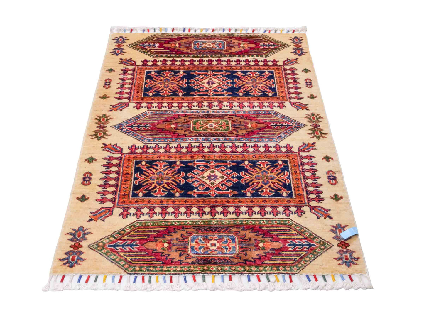 Handgeknüpfter Arijana Orientteppich von Khademi aus Wolle, beige, rot. Geometrisches Design. Traditionell von Hand geknüpft in Afghanistan. Größe: 120 cm x 90 cm. Teppichnummer: SB3-1025. Verkauf durch Jupiter Intl.
