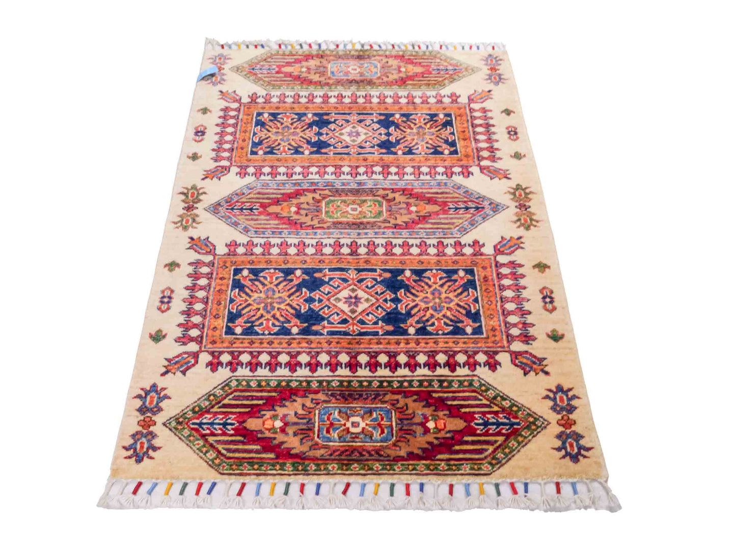 Handgeknüpfter Arijana Orientteppich von Khademi aus Wolle, beige, rot. Geometrisches Design. Traditionell von Hand geknüpft in Afghanistan. Größe: 120 cm x 90 cm. Teppichnummer: SB3-1025. Verkauf durch Jupiter Intl.