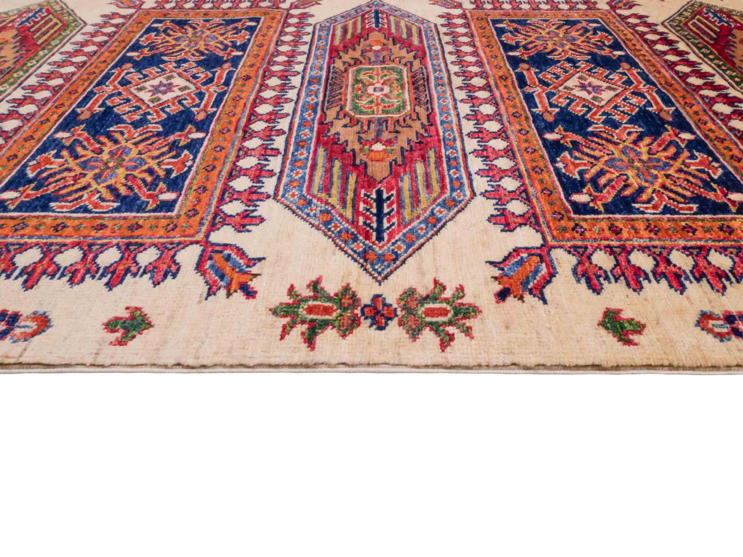 Handgeknüpfter Arijana Orientteppich von Khademi aus Wolle, beige, rot. Geometrisches Design. Traditionell von Hand geknüpft in Afghanistan. Größe: 120 cm x 90 cm. Teppichnummer: SB3-1025. Verkauf durch Jupiter Intl.