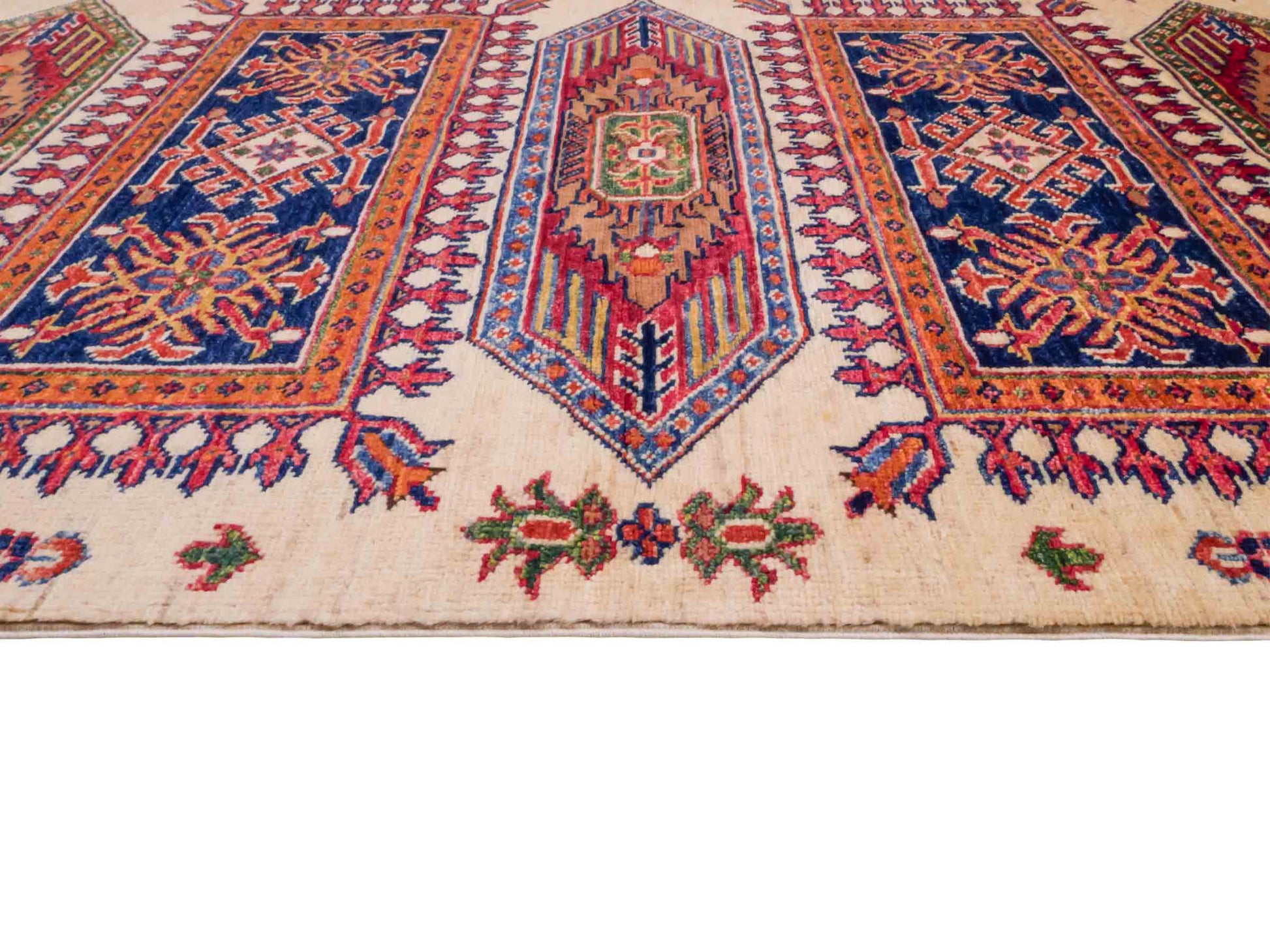 Handgeknüpfter Arijana Orientteppich von Khademi aus Wolle, beige, rot. Geometrisches Design. Traditionell von Hand geknüpft in Afghanistan. Größe: 120 cm x 90 cm. Teppichnummer: SB3-1025. Verkauf durch Jupiter Intl.