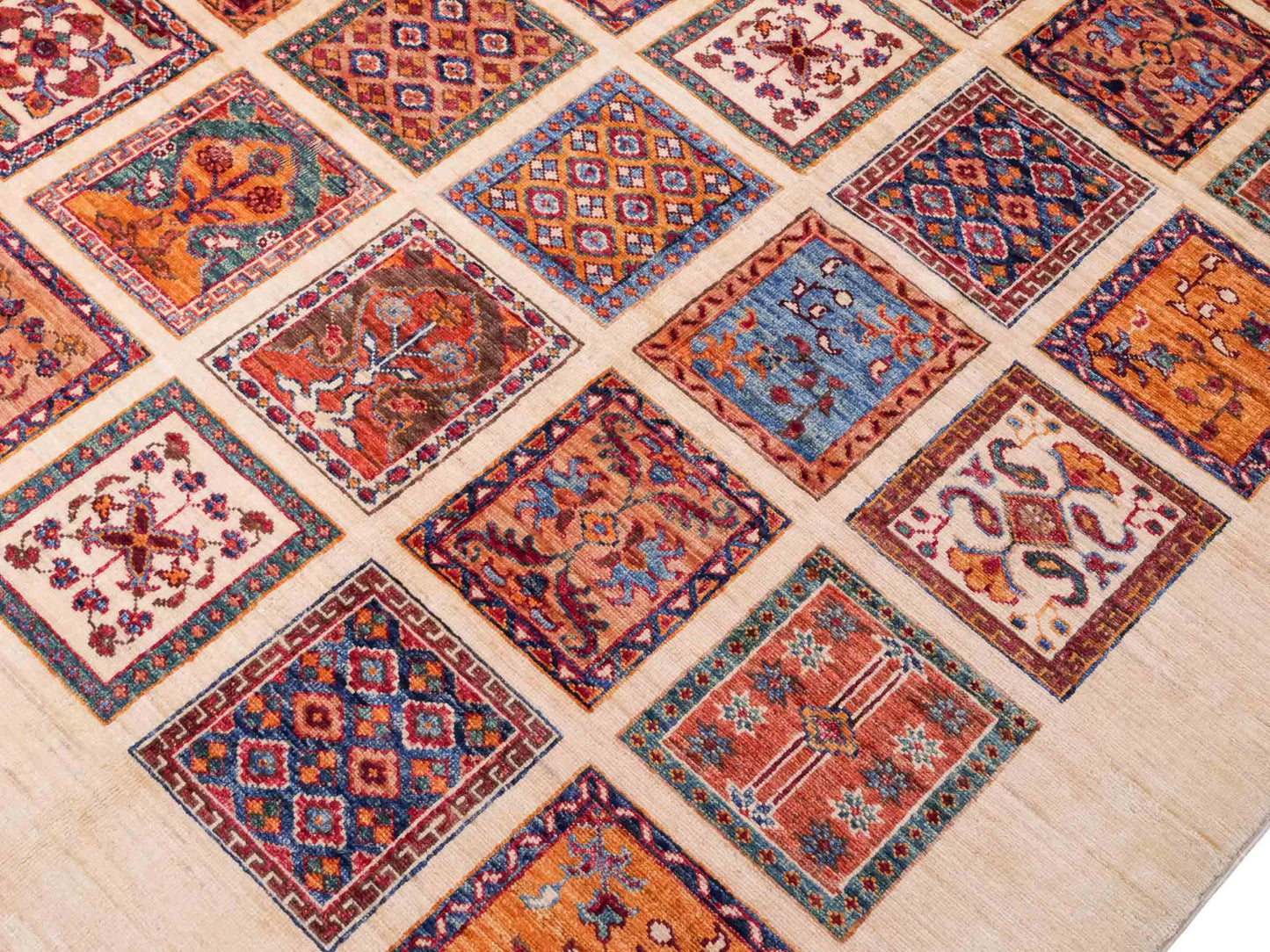 Handgeknüpfter Arijana Orientteppich von Khademi aus Wolle, beige, cremeweiß. Geometrisches Feldmuster. Traditionell von Hand geknüpft in Afghanistan. Größe: 301 cm x 197 cm. Teppichnummer: SB3-1180. Verkauf durch Jupiter Intl.