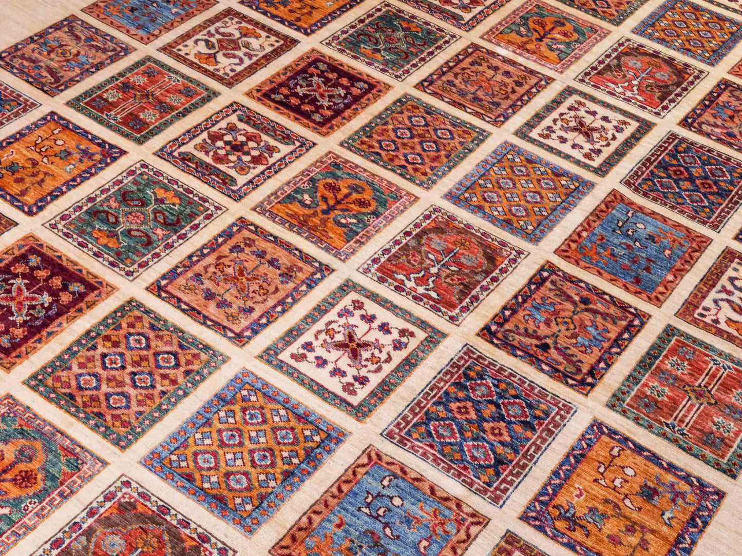 Handgeknüpfter Arijana Orientteppich von Khademi aus Wolle, beige, cremeweiß. Geometrisches Feldmuster. Traditionell von Hand geknüpft in Afghanistan. Größe: 301 cm x 197 cm. Teppichnummer: SB3-1180. Verkauf durch Jupiter Intl.