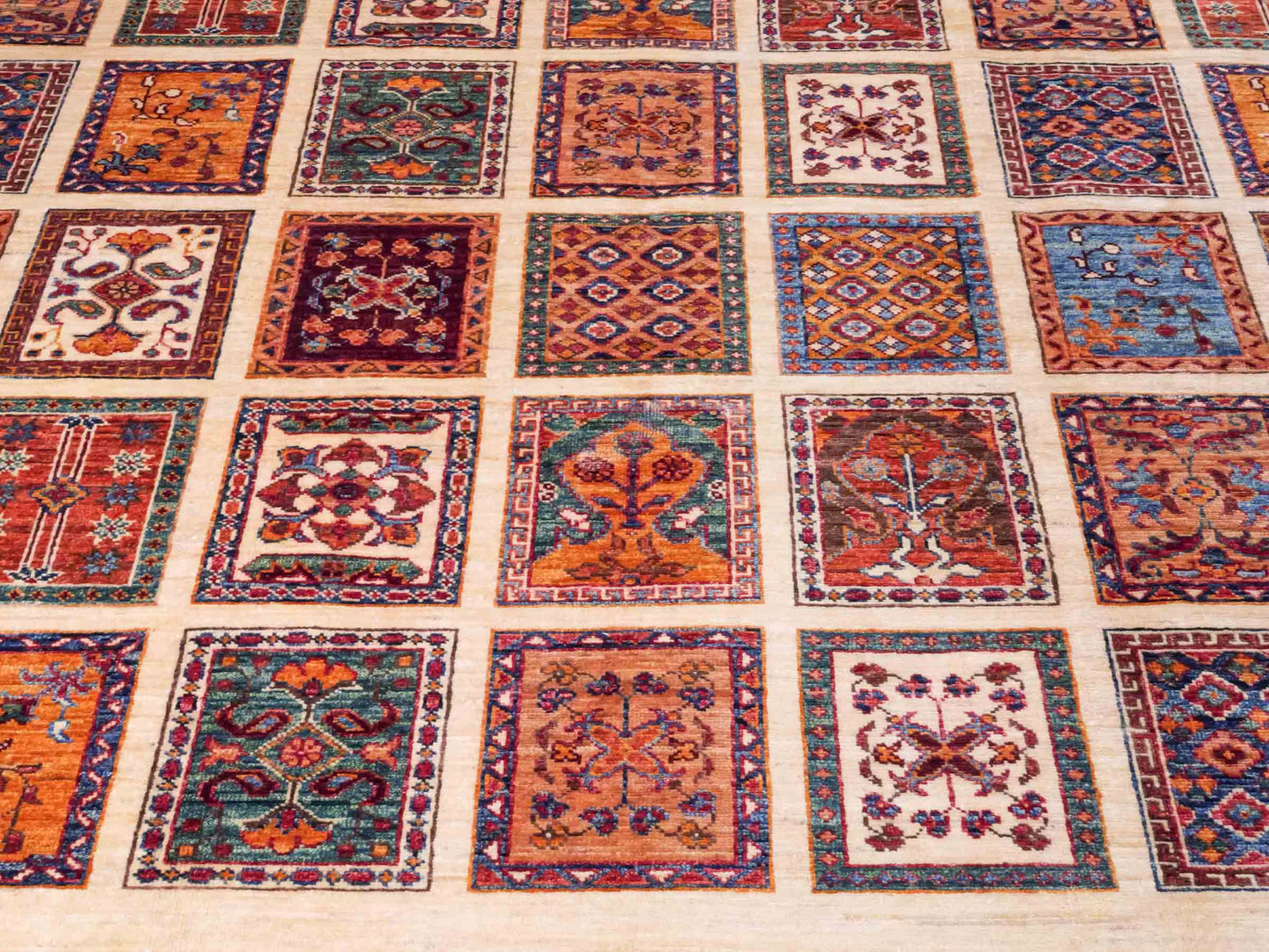 Handgeknüpfter Arijana Orientteppich von Khademi aus Wolle, beige, cremeweiß. Geometrisches Feldmuster. Traditionell von Hand geknüpft in Afghanistan. Größe: 301 cm x 197 cm. Teppichnummer: SB3-1180. Verkauf durch Jupiter Intl.